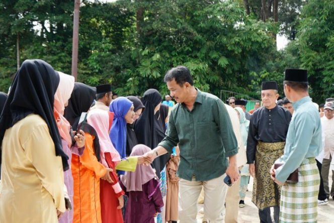 
					 Muhammad Rudi dan Aunur Rafik berkesempatan mengunjungi Masjid Al-Mubarak Desa Panggak Darat Daik, Kabupaten Lingga, Senin (16/9/2024)