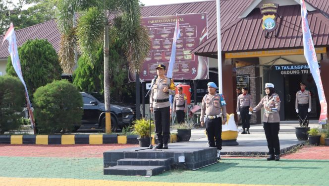 
					Kapolresta Tanjungpinang Kombes Pol Budi Santosa saat pimpin upacara bendera dalam rangka peringati Hari Kesadaran Nasional, di Lapangan Bhayangkara Mapolresta Tanjungpinang, Selasa (17/09/2024).