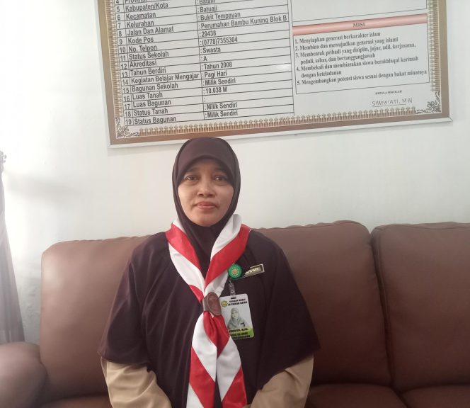 
					Syafa'ati, Kepala Sekolah SDIT At-Taubah setelah diwawancara
Foto:Atika/HarianHaluanKepri