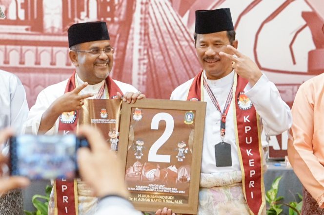 
					Pasangan Muhammad Rudi- Aunur Rafiq saat penetapan nomor urut
Foto: Istimewa