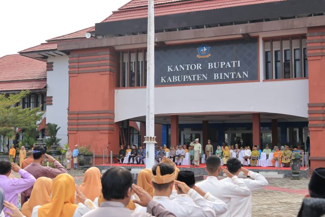 
					Sekda Bintan Ronny Kartika saat menjadi pembina upacara Hari Jadi ke-22 Provinsi Kepri