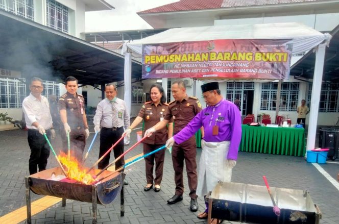 
					Kejari Tanjungpinang saat melakukan pemusnahan sejumlah barang bukti narkoba dan Oharda termasuk Kantibum di halaman Kantor Kejari Tanjungpinang, Rabu (25/09/2024)