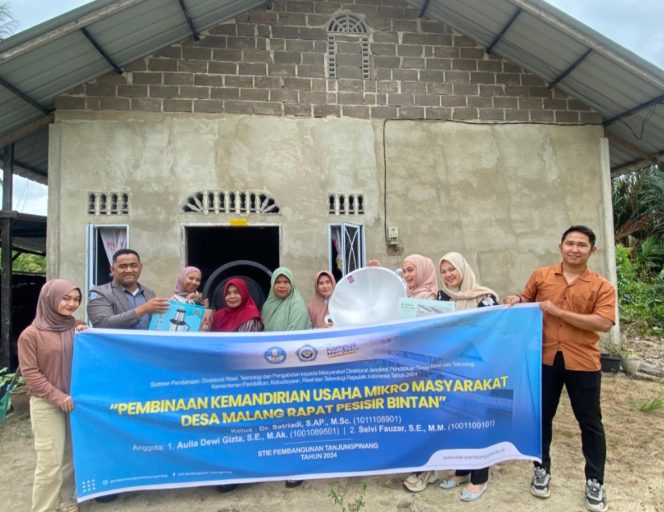 
					STIE Pembangunan Tanjungpinang mengadakan program Pembinaan Kemandirian Usaha Mikro di Desa Malang Rapat, Kabupaten Bintan, Kepulauan Riau, Selasa (24/9/2024)