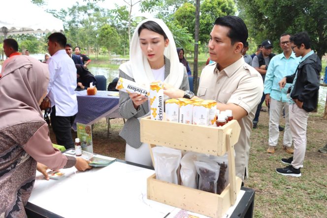 
					Plt Bupati Bintan Ahdi Muqsith bersama Ketua GOW Bintan Sabine Rohden mengamati madu kelulut sebagai potensi wisata dan ekonomi di eco village Sri Bintan, Kamis (26/9/2024)
