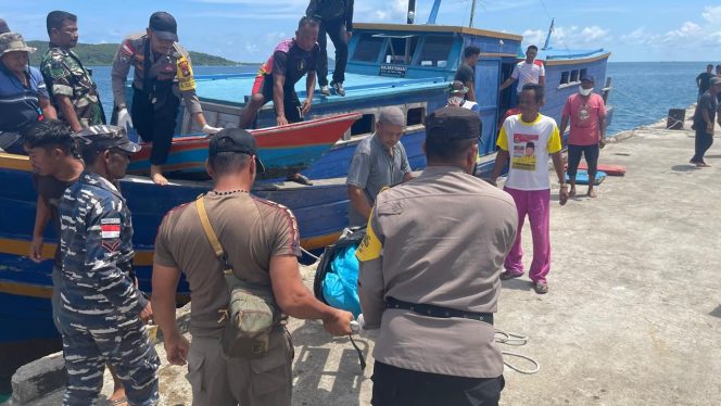 
					Proses evakuasi mayat tanpa identitas di Pinggir Pantai Pulau Sedua Besar Tambelan (ist)