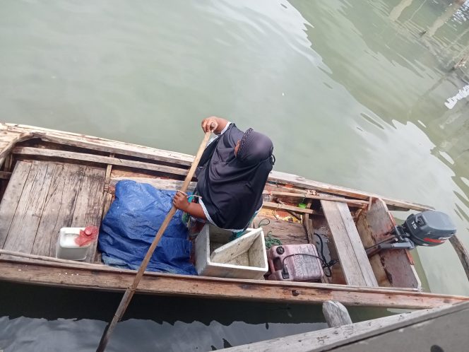 
					Cahayu, istri seorang nelayan Tanjung Colen
Foto:Atika/HarianHaluanKepri