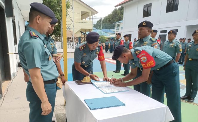 
					Komandan Lanal Tarempa, Letkol Laut (P) Ari Sukmana memimpin upacara rotasi jabatan dan kenaikan pangkat prajurit di Lapangan Napoleon Lanal Tarempa, Jl. Kartini, Kelurahan Tarempa, Kecamatan Siantan, Kabupaten Kepulauan Anambas.