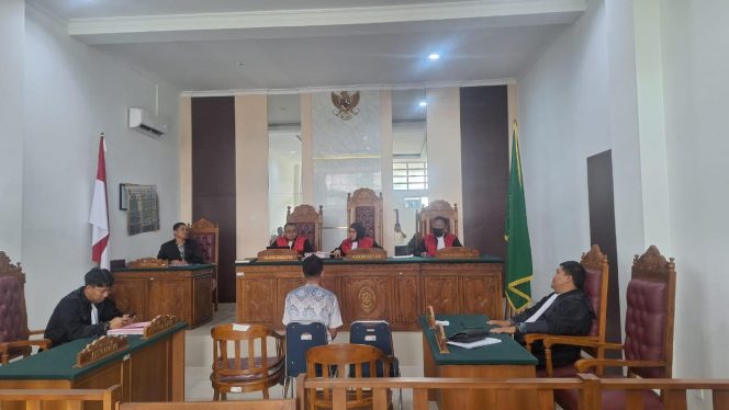 
					Terdakwa Akbar Hidayat, oknum ASN saat menjalani sidang vonis perkara korupsi penjualan aset barang berupa Tablet sebanyak 217 unit APBN TA 2019-2020 senilai Rp.505 juta di SMP Negeri 1 Tanjungpinang di Pengadilan Tipikor pada PN Tanjungpinang, Rabu (02/10/2024).