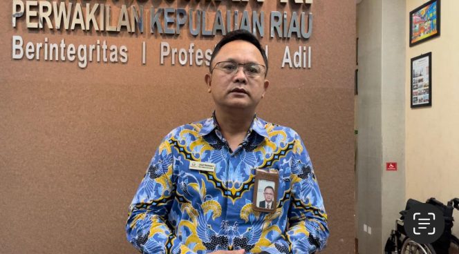 
					 Dr Lagat Siadari, Kepala Ombudsman Kepri.