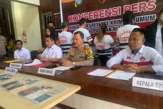 
					Dirreskrimum Polda Kepri Kombes Pol. Donny Alexander, didampingi Kabidhumas Polda Kepri, Kombes Pol Zahwani Pandra Arsyad dan Kepala BP3MI, Kombes Pol. Iman Riyadi, saat menggelar konfernsi pers di Mapolda Kepri.