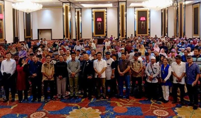 
					Calon Gubernur Kepri, Muhammad foto bersama RT dan RW saat silaturahmi di Gedung TCC, Rabu(9/10/2024).