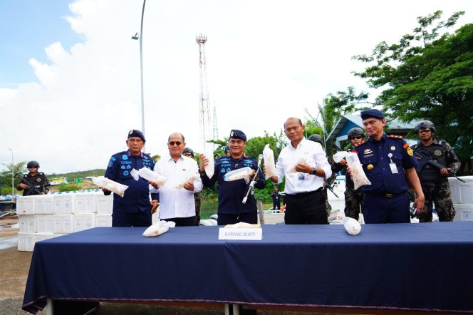 
					Kementerian Kelautan dan Perikanan (KKP), menunjukan barang bukti saat menggelar konferensi pers, atas penggagalan aksi dan tindakkan penyelundupan Benih Bening Lobster (BBL), sebesar Rp13.2 miliar, ke luar negeri.