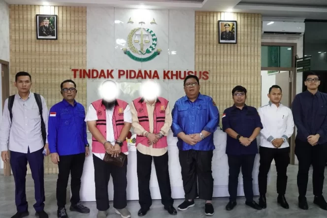 
					 Kejati Kepri menahan dua orang tersangka dugaan tindak pidana korupsi penyimpangan penutupan asuransi aset PT. Persero Batam pada PT. Berdikari Insurance Cabang Batam Tahun 2012-2021, Kamis (17/10). (ist)
