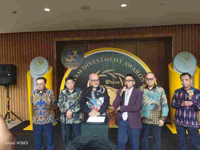 
					Investor utama KEK Tanjung Sauh Johanes Kennedy Aritonang (tengah) bersama Plh. Kepala BP Batam Purwiyanto (Kiri), dan Abi, saat konferensi pers bersama awak media di Radisson Golf & Convention Center, Sukajadi Batam. (f/Nov/HK)