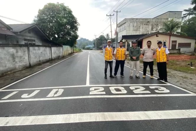 
					Proyek jalan Instruksi Presiden (Inpres) RI di Tanjungbatu, Kabupaten Karimun, Provinsi Kepulauan Riau (ist).