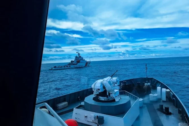 
					KN Pulau Dana-323 saat mengusir keberadaan kapal China Coast Guard-5402 (CCG-5402), yang memasuki perairan NKRI, di Laut Natuna Utara, Kepri. (ist)