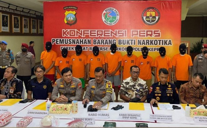 
					Pemusnahan BB turut dihadiri oleh perwakilan dari berbagai aparat penegak hukum dan media setempat sebagai bentuk transparansi serta komitmen dalam menekan angka peredaran narkoba di Kepulauan Riau. (ist)