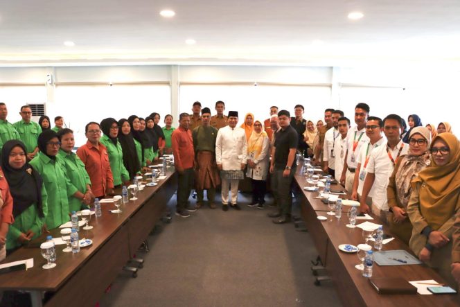 
					Foto : Plt Bupati Bintan Ahdi Muqsith saat membuka FGD Studi Kelayakan dan Layanan Proses Bisnis Sentra IKM Fahsion Seri Kuala Lobam, Senin (28/10) di Ballroom Onyx Hotel and Villa Tanjung Uban.