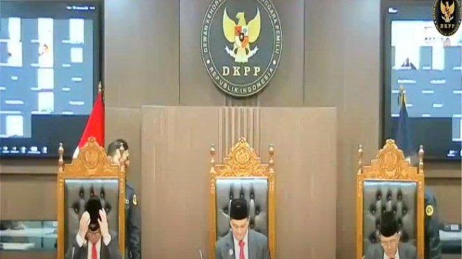 
					Sidang pembacaan putusan perkara oleh DKPP di Jakarta, Senin (28/10). DKPP RI memberhentikan tetap Khairurrijal sebagai anggota Bawaslu Kepri.