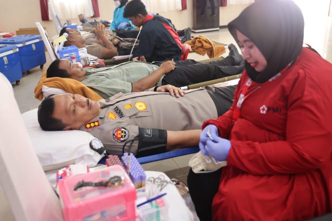 
					Kabidhumas Polda Kepri Kombes. Pol. Zahwani Pandra Arsyad mendampingi dan mengikuti kegiatan donor darah yang digelar dalam rangka HUT Humas Polri, di Gedung Lancang Kuning (GLK), Nongsa, Batam, Kepri, Selasa (29/10). (NovIwandra/ Haluan Kepri)