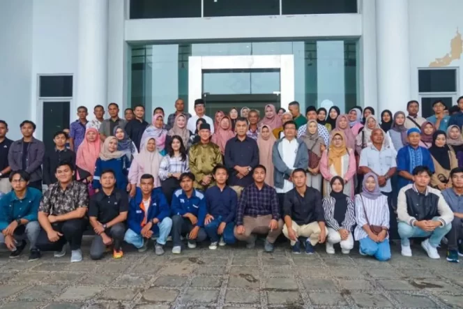 
					Para penerima beasiswa saat berfoto bersama pejabat Pemkab Natuna usai melakukan pertemuan beberapa waktu lalu di Kantor Bupati Natuna.