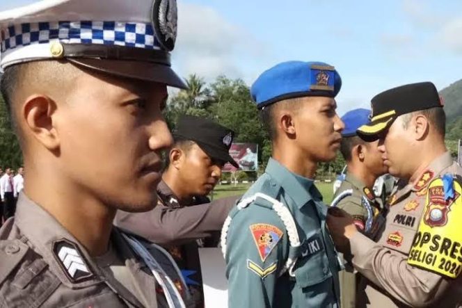 
					Kapolres Lingga saat memimpin apel gelar pasukan Ops Zebra Seligi 2024, sebagai bentuk penegakan hukum dan Kamseltibcarlantas.