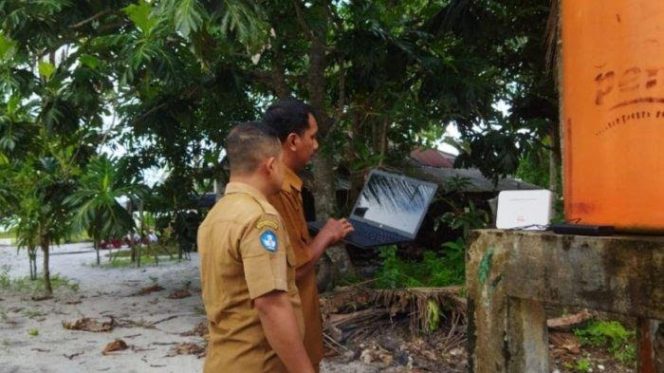 
					Tenaga pendidik di SDN 013 Singkep Barat di Dusun Setawar, Desa Tanjung Irat, Kecamatan Singkep Barat, Kabupaten Lingga, Provinsi Kepri saat berusaha menghadapi jaringan internet yang sulit untuk siswa di gladi ujian ANBK, baru-baru ini.