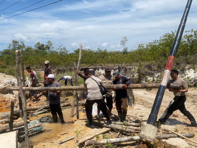 
					Anggota Polsek Singkep Barat saat melakukan gotong royong bersama warga untuk membuka akses jalan di tiga desa di Kecamatan Singkep Barat.

