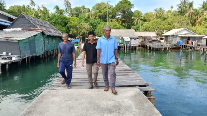 
					Warga Pulau Sebung, Desa Persiapan Sebung, Kecamatan Senayang, berjalan di pelantar Dermaga Sebung, meminta kapal Ferry reguler rute Pancur Senayang ke Tanjungpinang, kembali singgahi Dermaga Sebung, Lingga.