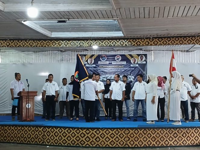 
					Penyerahan Bendera Pataka oleh Ketua DPW IWOI Provinsi Kepri, kepada Bahrullazi selaku Ketua DPD IWO Kabupaten Natuna.