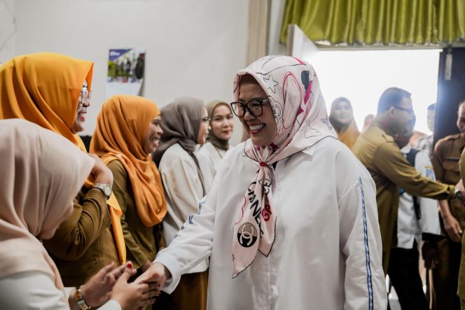 
					Plt Gubernur Kepri, Marlin Agustina, bersilaturahmi untuk memperkuat tali persaudaraan dan kekompakan dengan seluruh Aparatur Sipil Negara (ASN), di Pemerintah Provinsi (Pemprov), Kepri. 