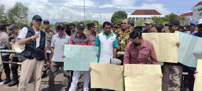 
					Puluhan aktivis lingkungan yang tergabung dalam Aliansi Bintan berunjuk rasa di Kawasan Kantor Gubernur Kepri di Dompak, Kamis (10/10)