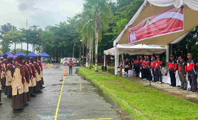 
					Hujan mengguyur Kota Tanjungpinang sejak pagi, para pelajar tetap antusias mengikuti LKBB yang dihelat Bakesbangpol Tanjungpinang, Senin (14/10)