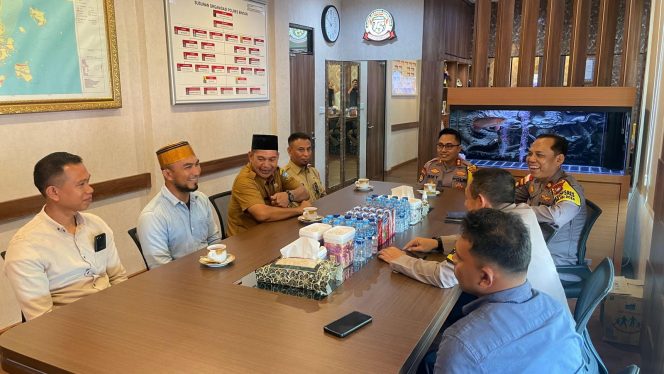 
					Kapolres Bintan, AKBP Riky Ismoyo saat berbincang dengan sejumlah pengurus BPD KKSS Bintan di ruang kerja Kapolres Bintan, Selasa (22/10)