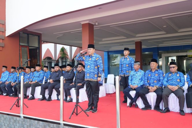 
					Sekda Bintan Ronny Kartika bertindak sebagai Pembina dalam upacara memperingati Hari Kesaktian Pancasila, Selasa (01/10/2024) di Halaman Kantor Bupati Bintan.