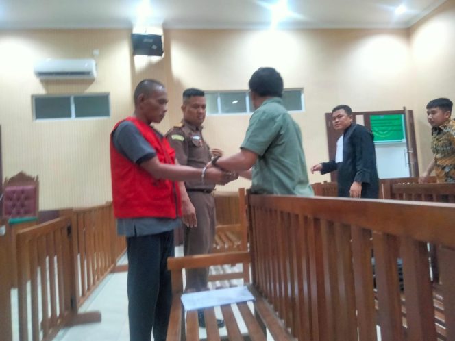 
					erdakwa Safrudin bin Alm La Sale selaku nahkoda kapal motor (KM) Rembulan-IV disidangkan oleh Jaksa Penuntut Umum (JPU), Kejaksaan negeri (Kejari), Bintan di Pengadilan Negeri (PN) Tanjungpinang, Rabu (02/10/2024).
