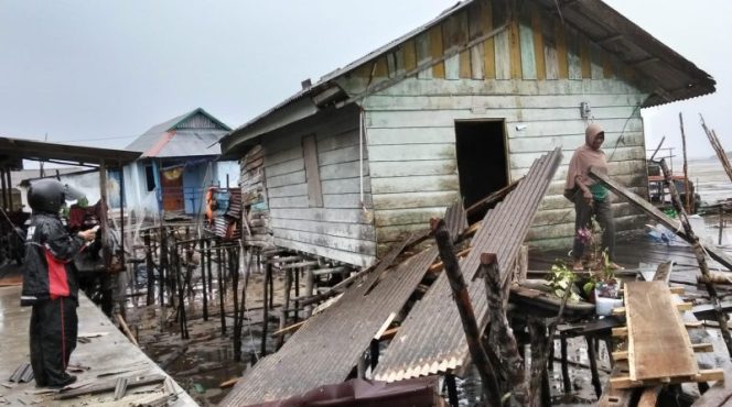 
					Kondisi puluhan rumah warga Desa Kawal, Bintan, yang terdampak musibah hujan lebat yang disertai angin kencang, Sabtu.