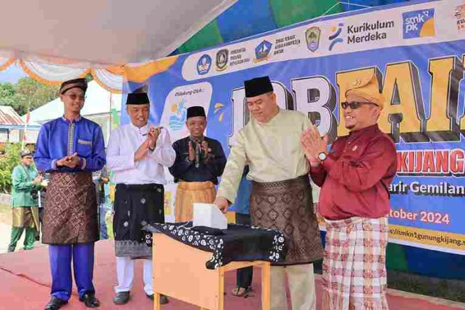 
					Sekda Bintan Ronny Kartika saat membuka job fair di SMKN 1 Bintan