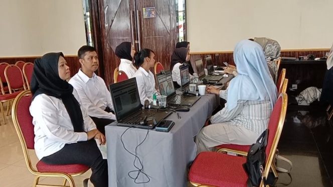 
					Peserta CPNS Kemenkumham Provinsi Kepri sedang registrasi saat ingin ikuti ujian SKD. (ist)