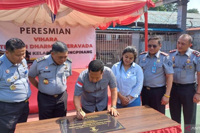 
					Kakanwil Kemenkumham Kepri, I Nyoman Gede Surya Mataram, meresmikan Vihara Cetiya Tri Dharma Theravada, dalam kawasan Rutan Kelas I Tanjungpinang. (Ist)