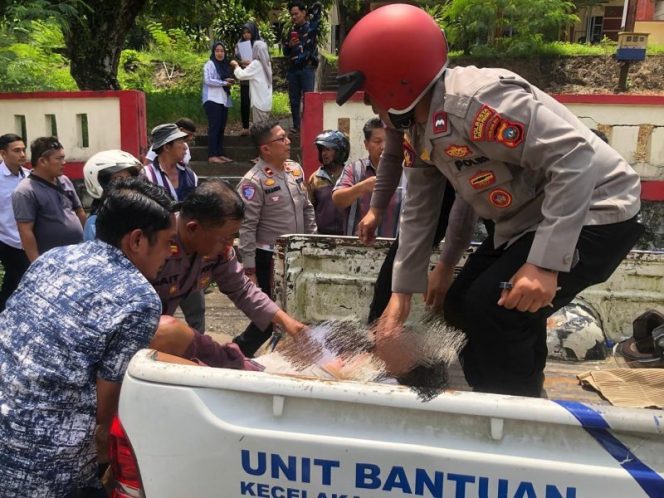 
					Polisi mengevakuasi korban tewas di tempat akibat kecelakaan yang terjadi di Jalan MT Haryono, Batu 3,  Kota Tanjungpinang, Kepulauan Riau