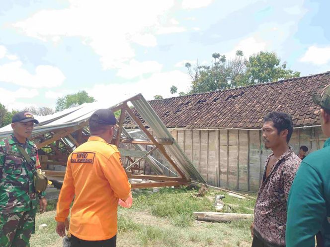 
					Enam kecamatan di Kabupaten Bojonegoro, Jawa Timur, dilanda angin puting beliung.
(f/beritajatim)