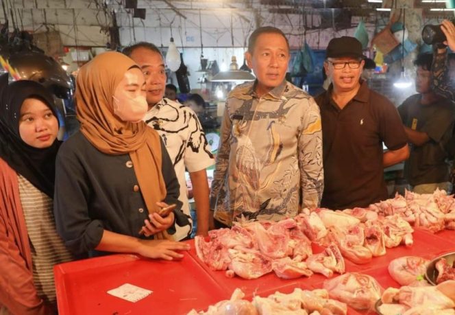 
					Pjs Wali Kota Batam, Andi Agung, turun langsung ke Pasar Tos 3000.
f:transkepri.com