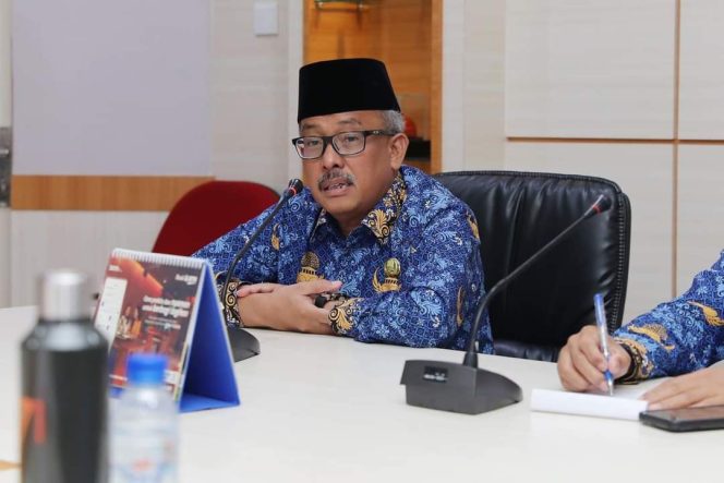 
					Sekretaris Daerah Kota Batam, Jefridin, memimpin rapat penting pada Selasa, (1/10) 
f/rri.co.id