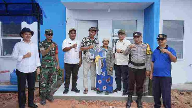 
					Badan Pengusahaan (BP) Batam memfasilitasi pergeseran 3 Kepala Keluarga (KK) yang terdampak pengembangan Rempang Eco-City ke hunian baru, Tanjung Banun, Senin (21/10). (ist)