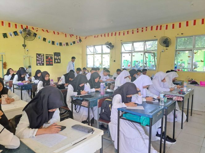 
					 Siswa Kelas X MAN 2 Batam Berpartisipasi dalam Tes Diagnostik
(ist)