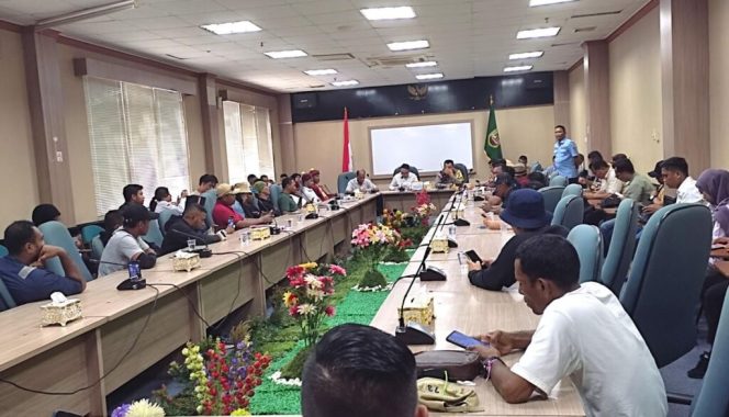 
					Muhammad Fadli, Anggota Komisi I DPRD Kota Batam, turut hadir dan menerima aspirasi dari sekitar 15 perwakilan warga yang hadir. (ist)