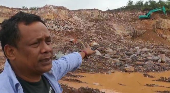 
					Ketua DPC LSM Ampuh Kota Batam, Budiman Sitompul meninjau salah satu lokasi cut and fill di Batam