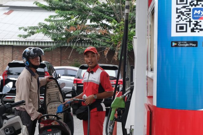 
					Potret seorang pengendara motor mengisi BBM jenis Pertamax di SPBU.