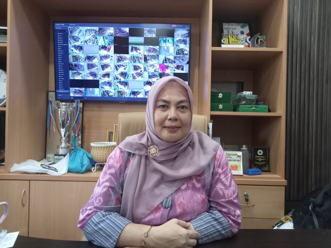 
					Aspira Diana Manik Kepsek SMAN 4 Batam saat diwawancarai
foto:Atika/HarianHaluanKepri